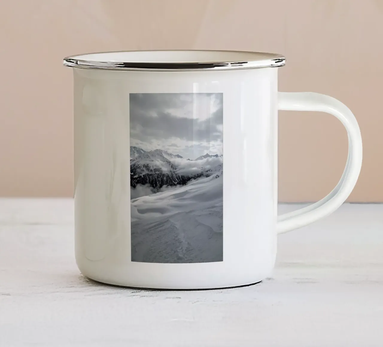 Clouds In The Mountains tazza in smalto da Sebastian Hilgetag