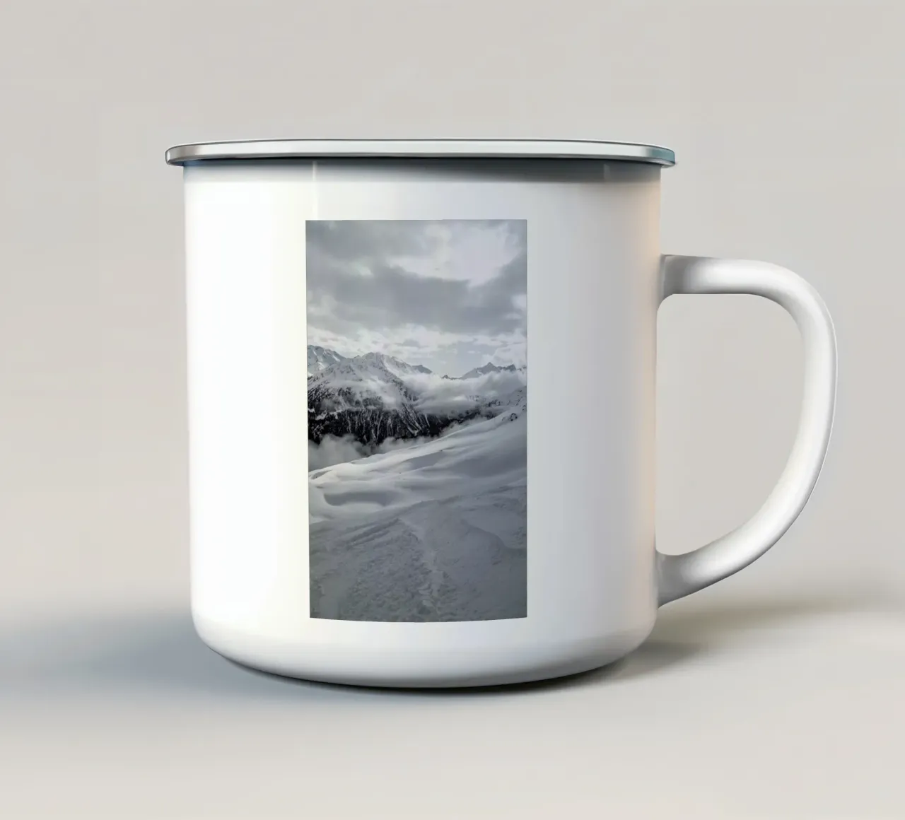 Clouds In The Mountains tazza in smalto da Sebastian Hilgetag