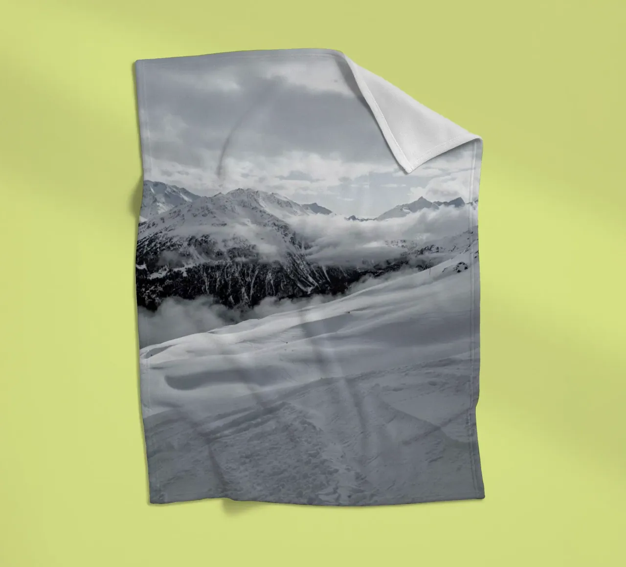 Clouds In The Mountains coperta in pile da Sebastian Hilgetag