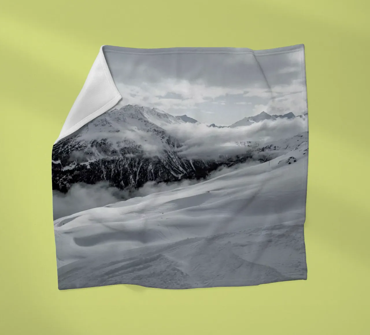 Clouds In The Mountains coperta in pile da Sebastian Hilgetag