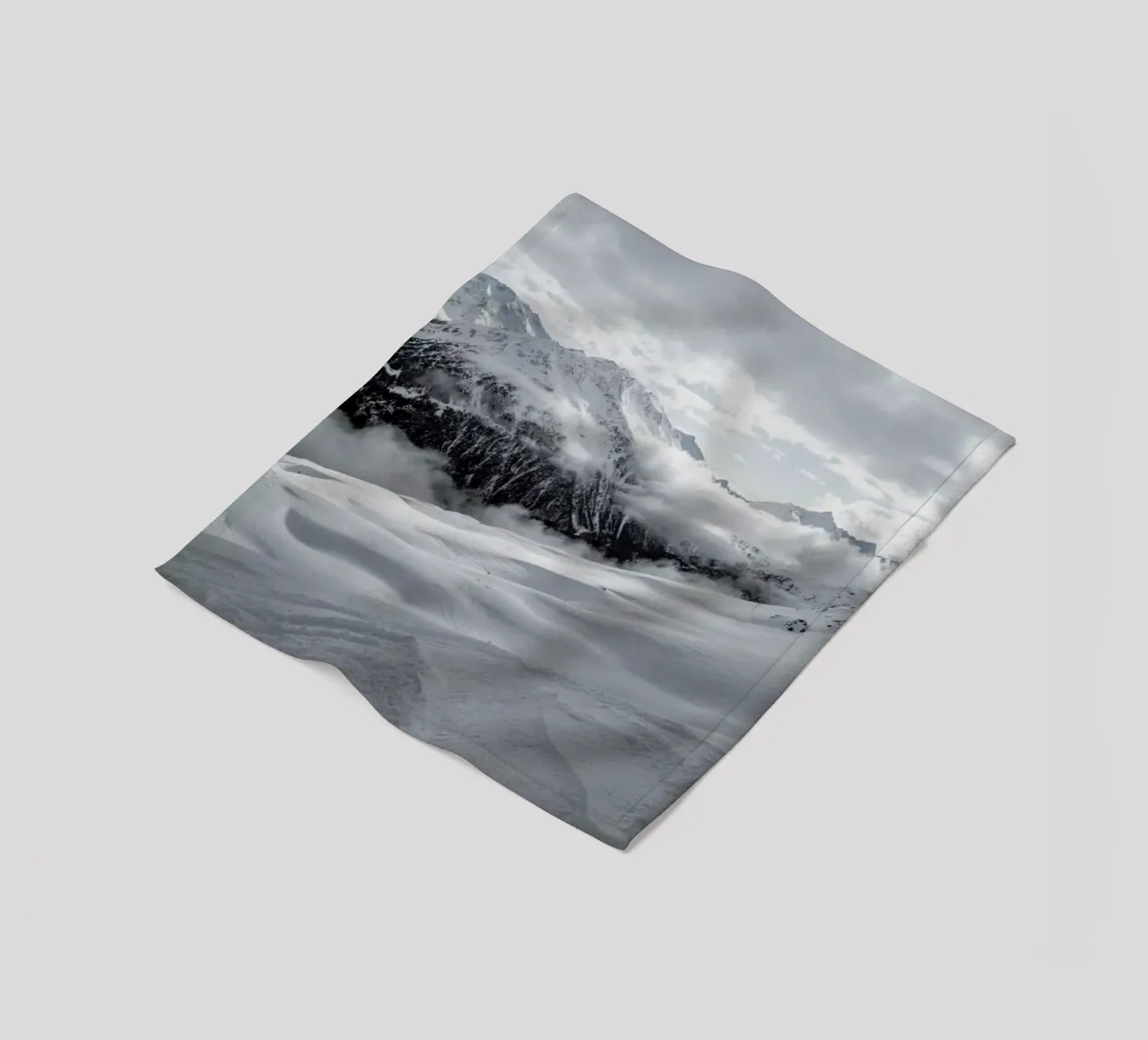 Clouds In The Mountains coperta in pile da Sebastian Hilgetag