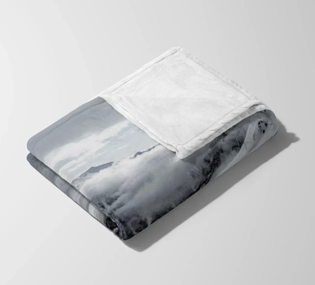 Clouds In The Mountains coperta in pile da Sebastian Hilgetag