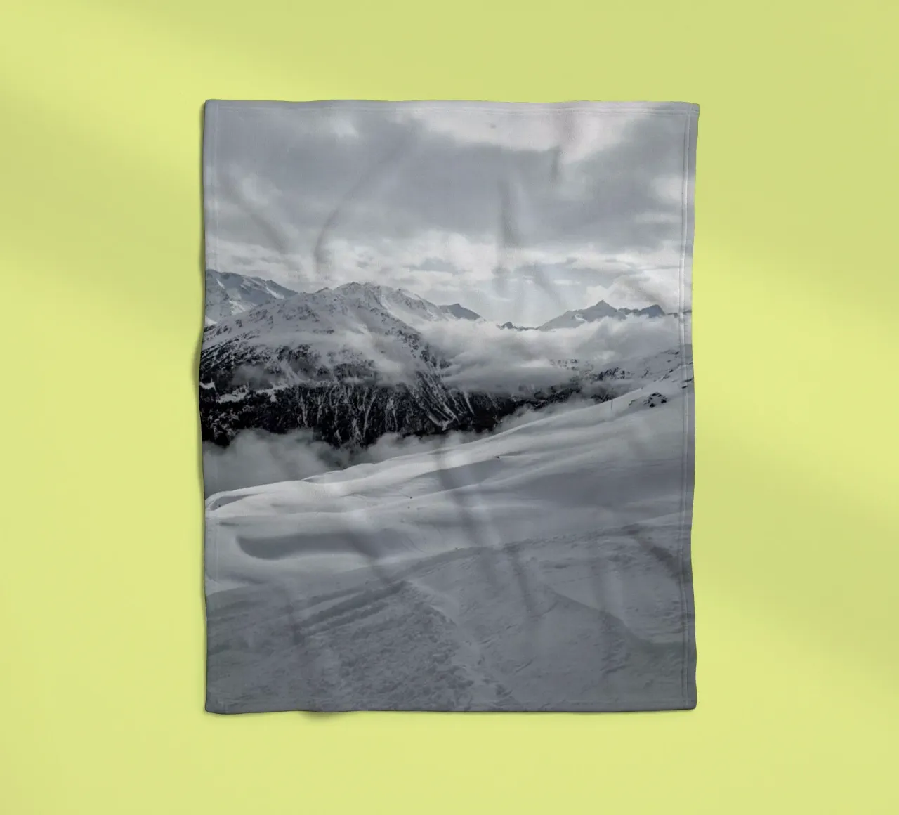 Clouds In The Mountains coperta in pile da Sebastian Hilgetag