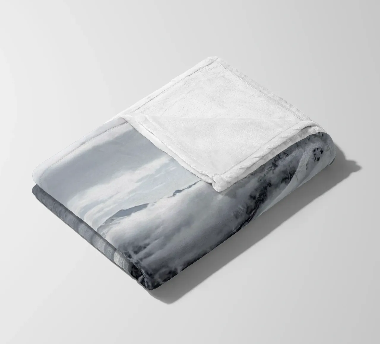 Clouds In The Mountains coperta in pile da Sebastian Hilgetag