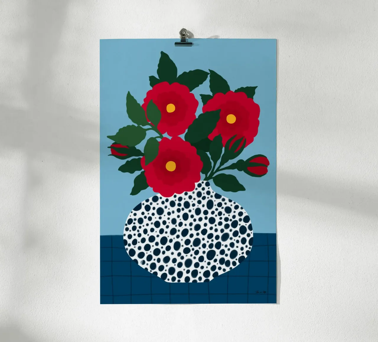 Red Flowers in a dotted white Vase poster con telaio in legno da Tida vom Weg