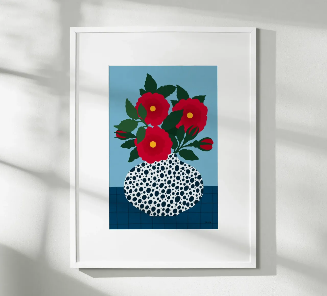 Red Flowers in a dotted white Vase poster con telaio in legno da Tida vom Weg