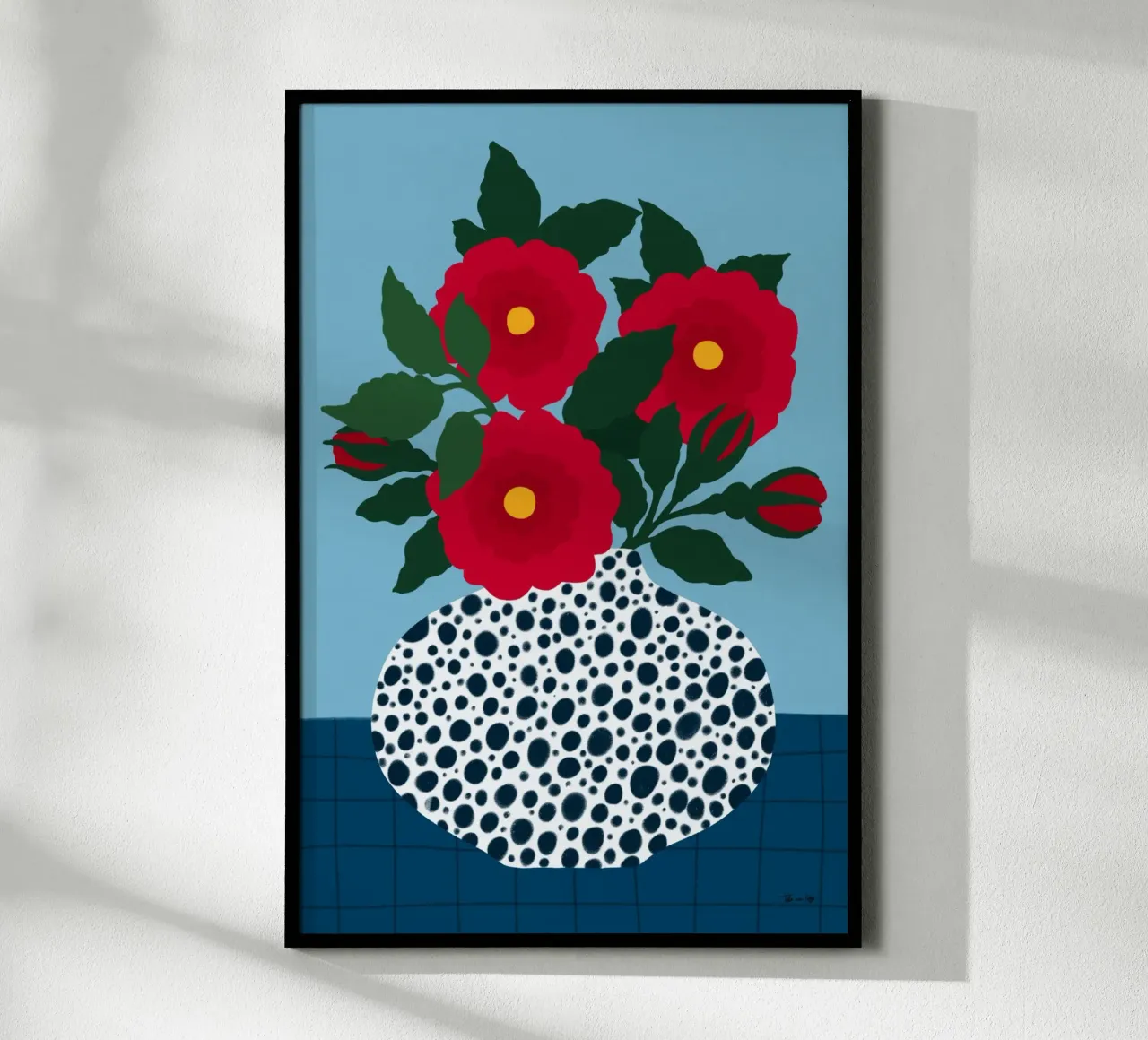 Red Flowers in a dotted white Vase poster con telaio in legno da Tida vom Weg