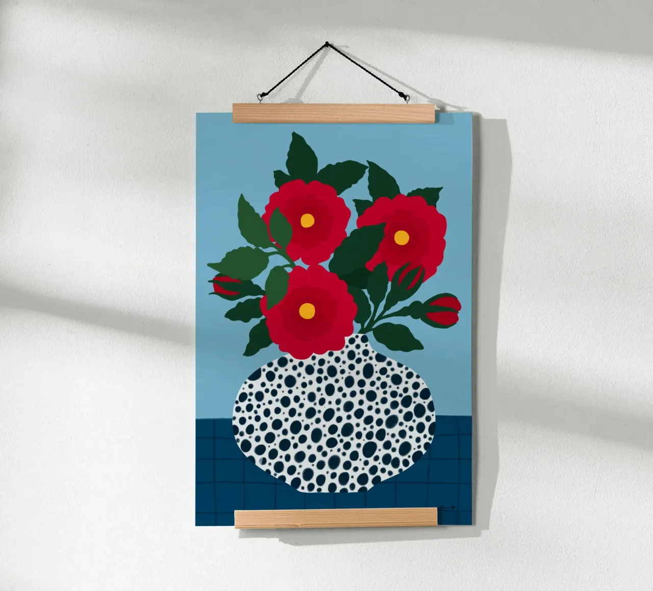 Red Flowers in a dotted white Vase poster con telaio in legno da Tida vom Weg