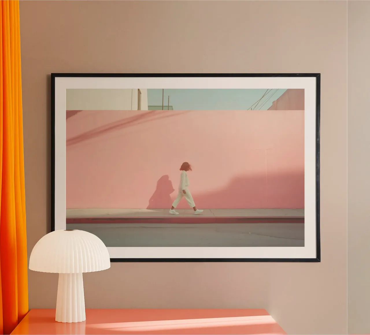 USA SérIA I Donna che cammina in una strada con un muro rosa pastello poster con telaio in legno da Julie Travel Photography