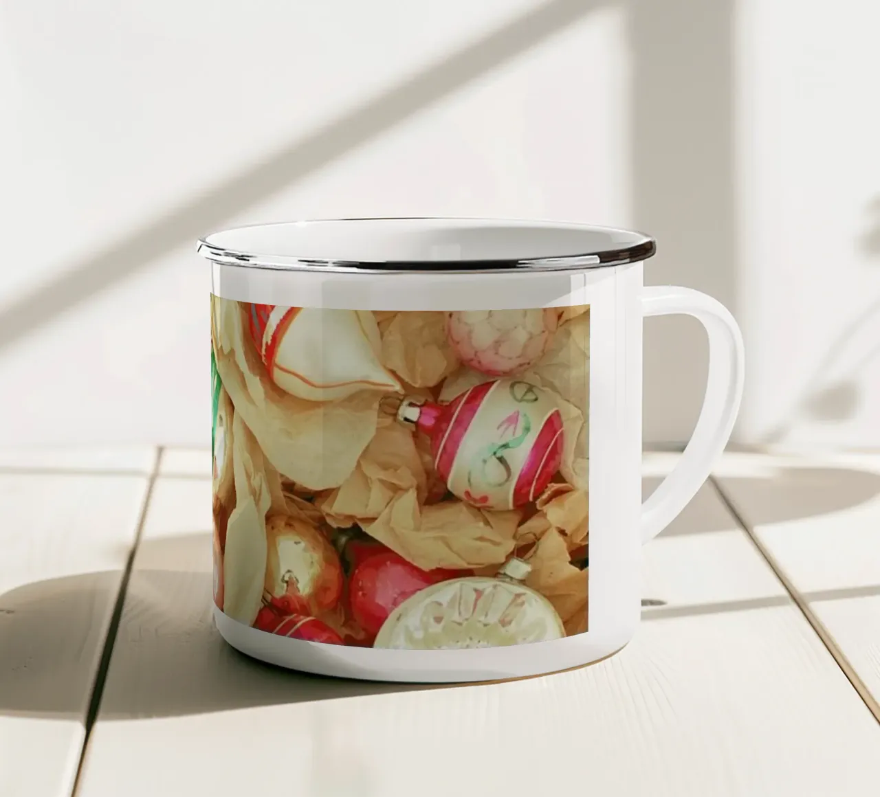 Scatola di baubles tazza in smalto da Cassia Beck Photography