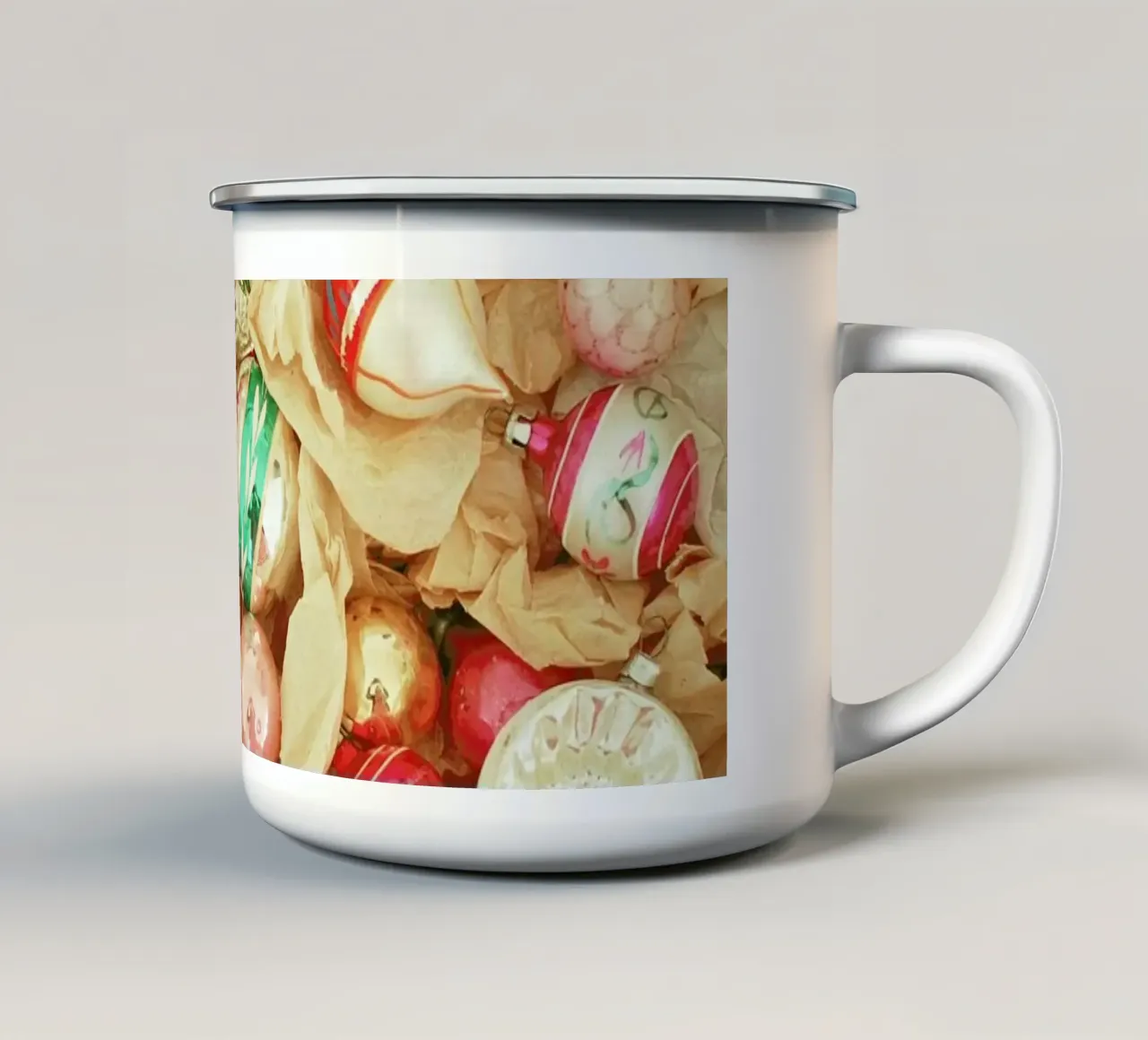 Scatola di baubles tazza in smalto da Cassia Beck Photography