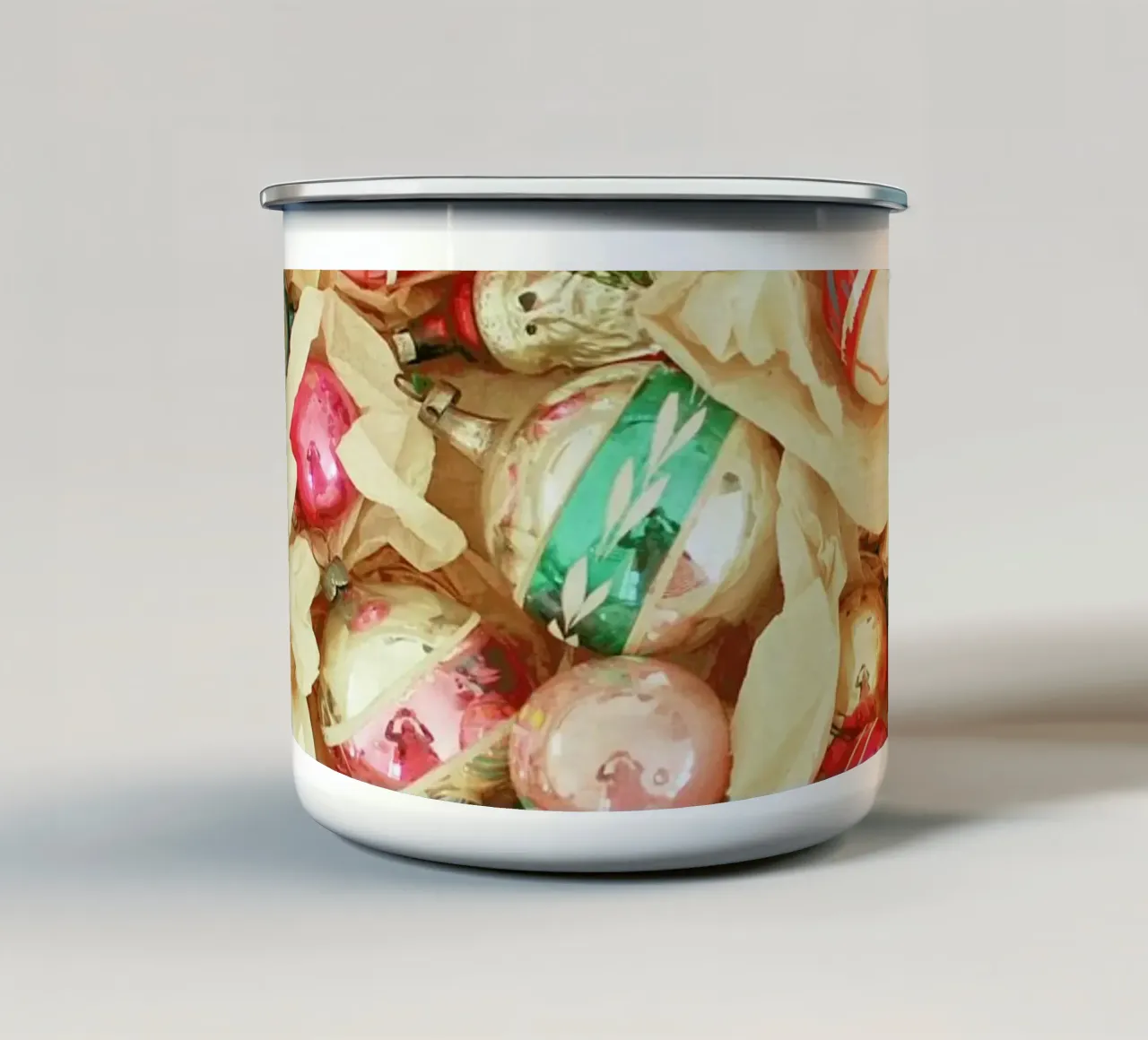 Scatola di baubles tazza in smalto da Cassia Beck Photography