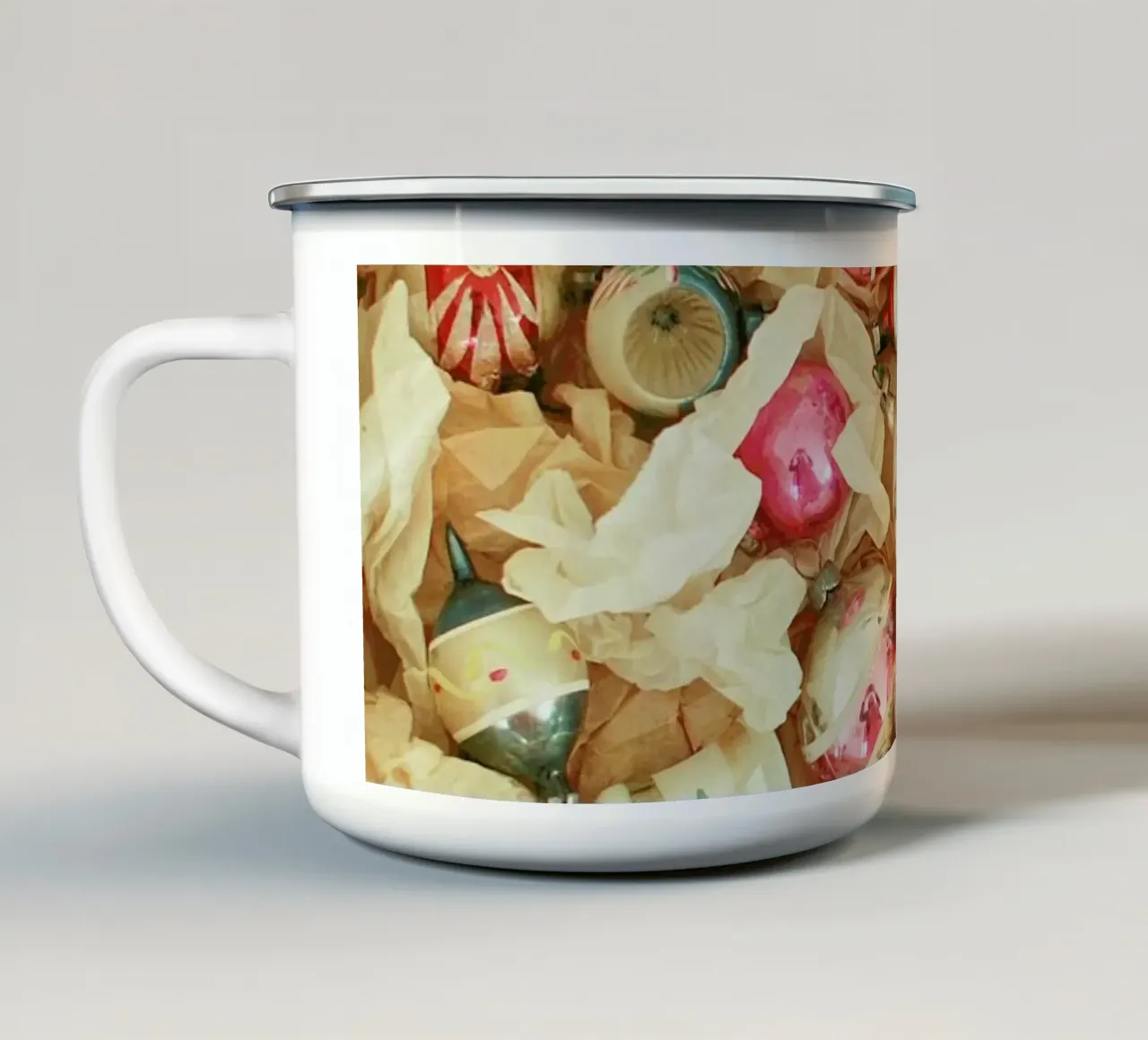 Scatola di baubles tazza in smalto da Cassia Beck Photography