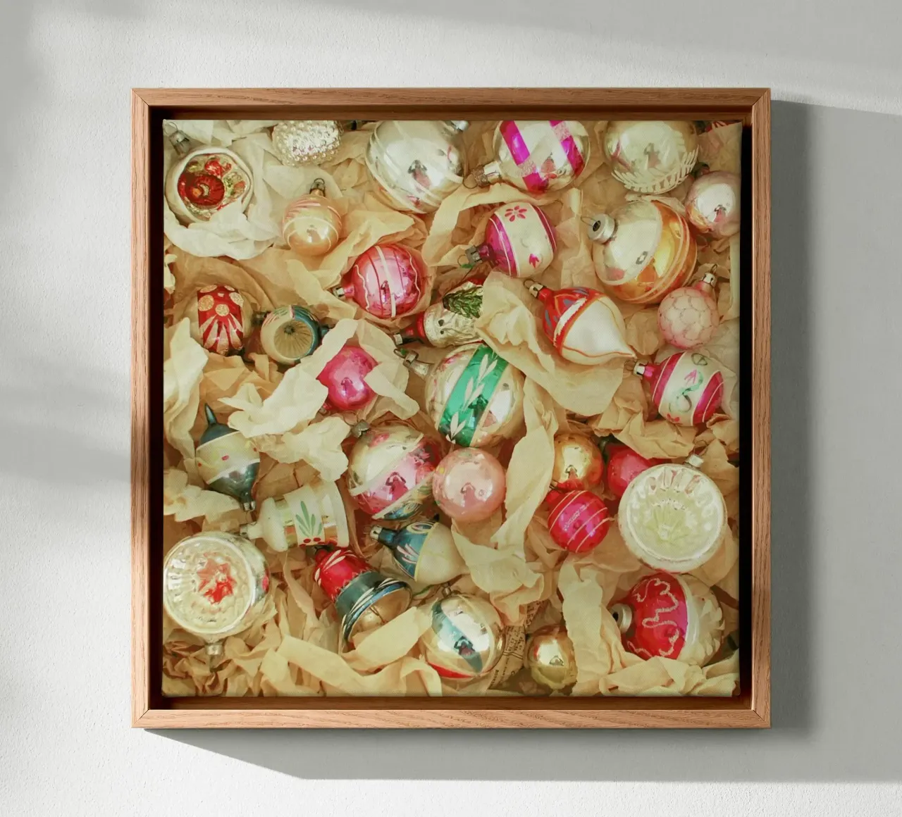 Doos met Kerstballen canvas met Baklijst van Cassia Beck Photography