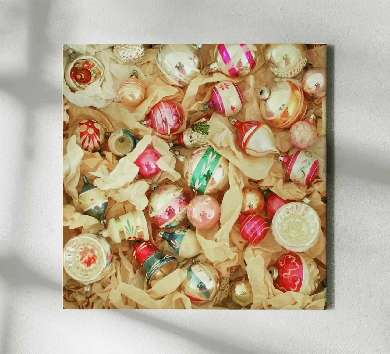Doos met Kerstballen canvas met Baklijst van Cassia Beck Photography