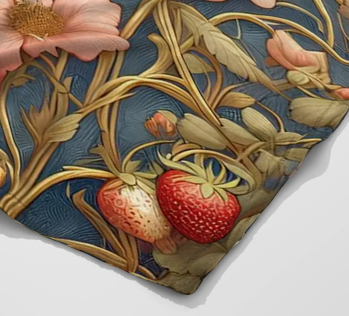 Erdbeerranken Fleecedecke von Art-Nouveau-Dsg