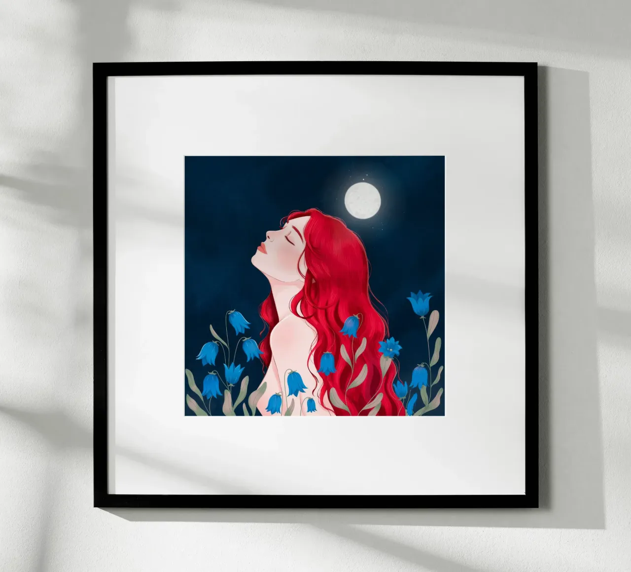 Musa al chiaro di luna poster con telaio in legno da Silent Hue
