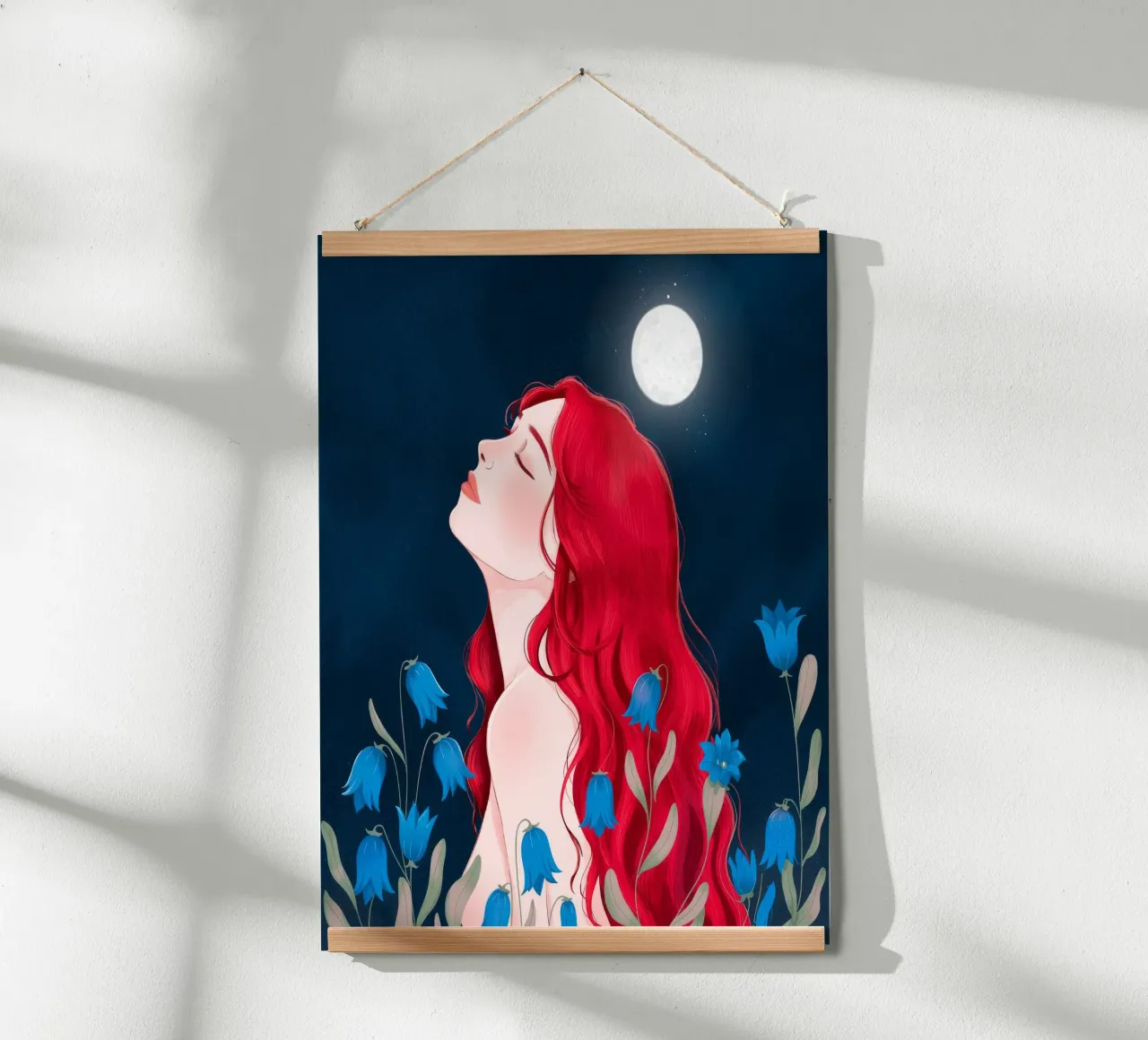 Musa al chiaro di luna poster con telaio in legno da Silent Hue