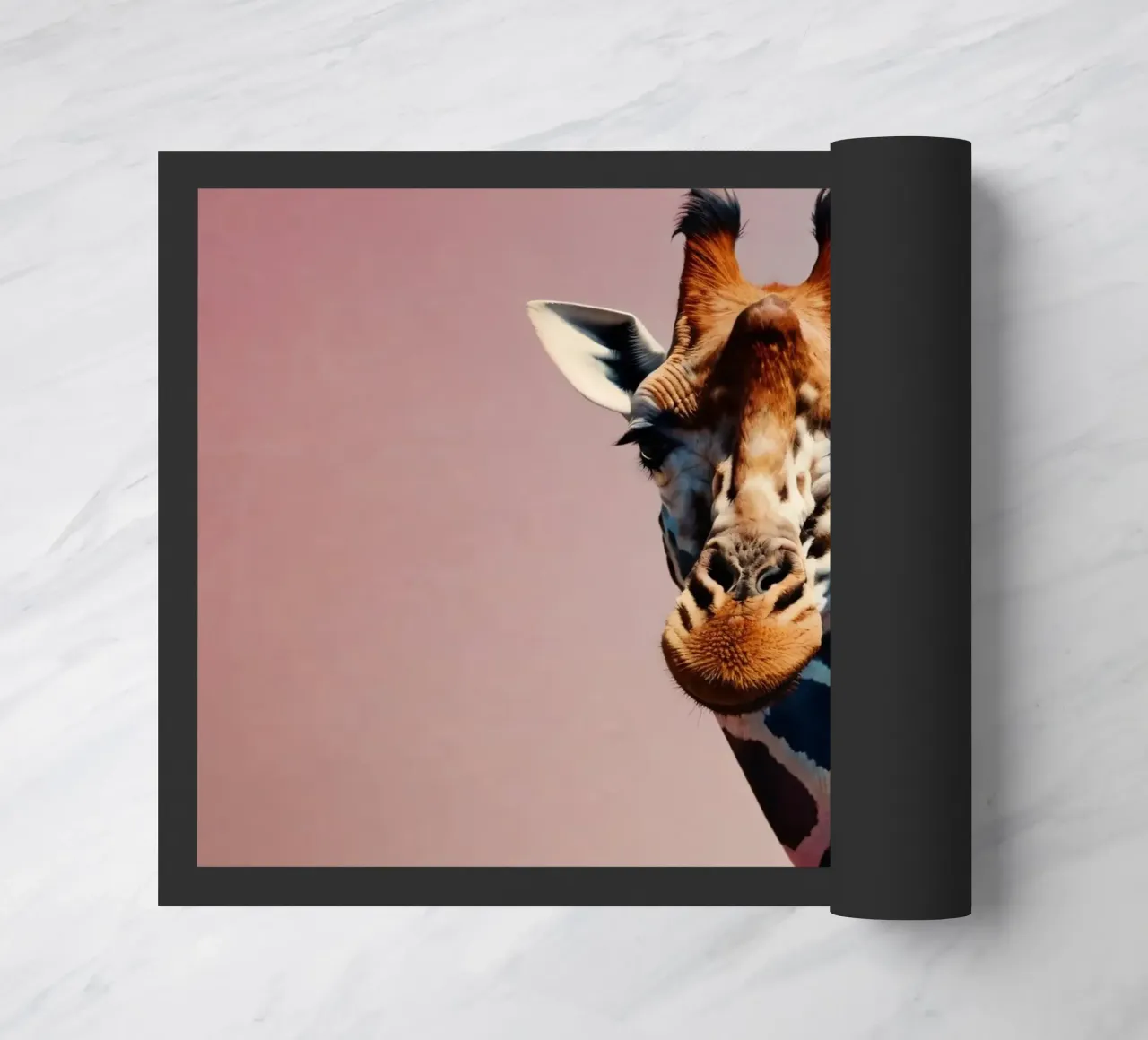 Raffigurazione creativa di una giraffa con colori vivaci zerbino da DesignDoodle