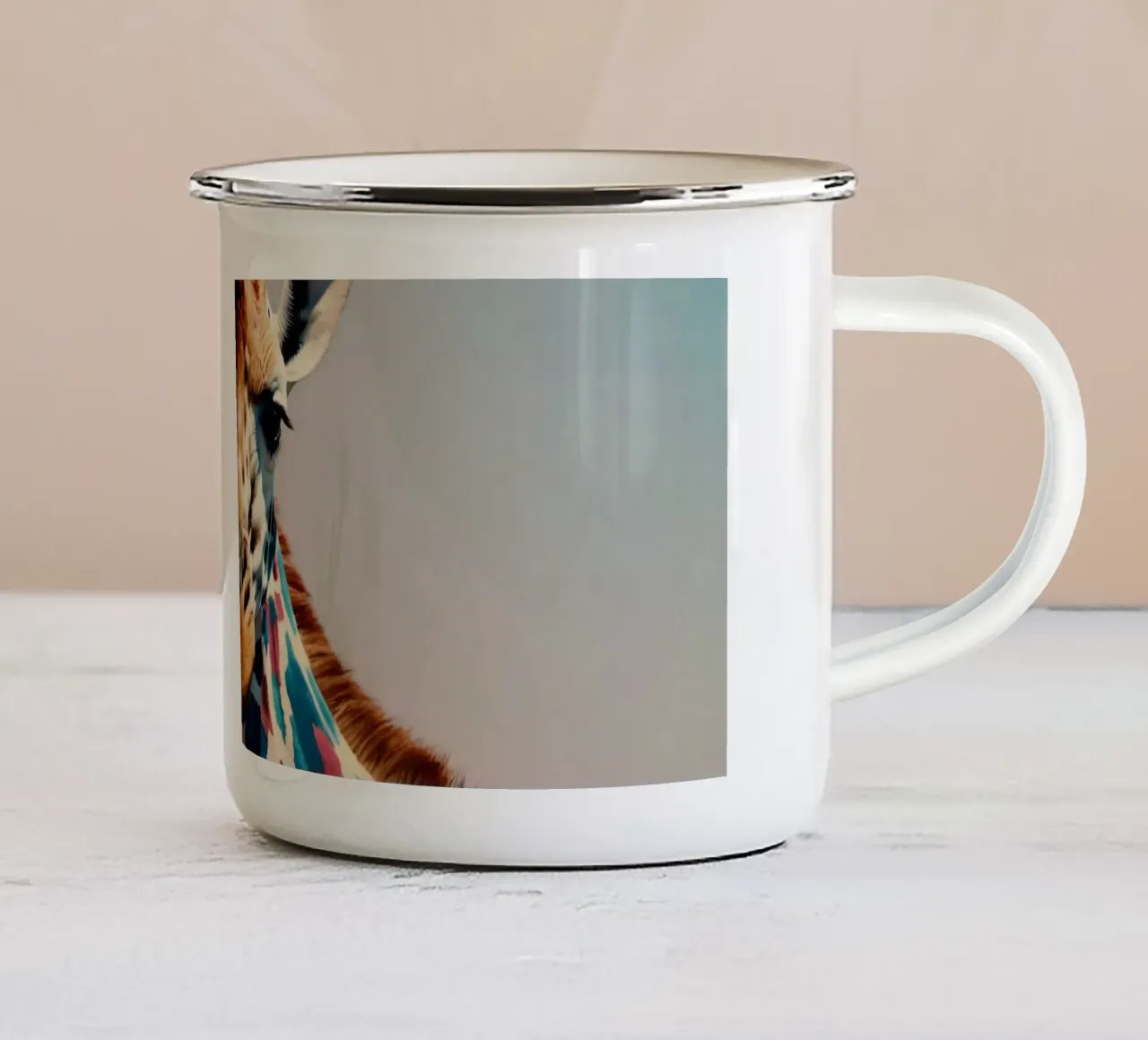 Raffigurazione creativa di una giraffa con colori vivaci tazza in smalto da DesignDoodle