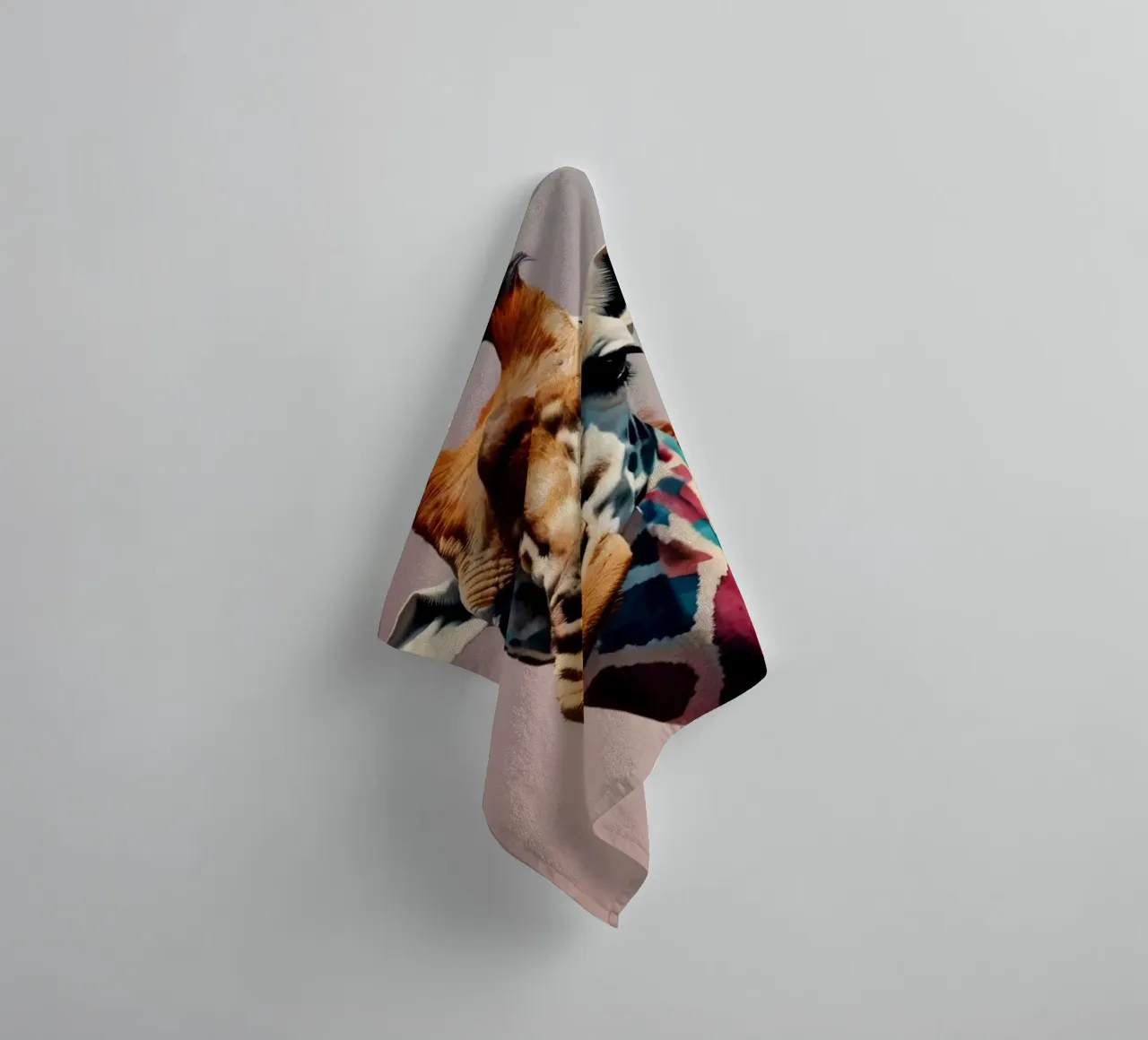 Raffigurazione creativa di una giraffa con colori vivaci asciugamano da bagno da DesignDoodle