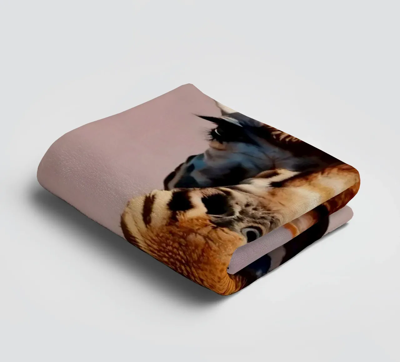 Raffigurazione creativa di una giraffa con colori vivaci asciugamano da bagno da DesignDoodle