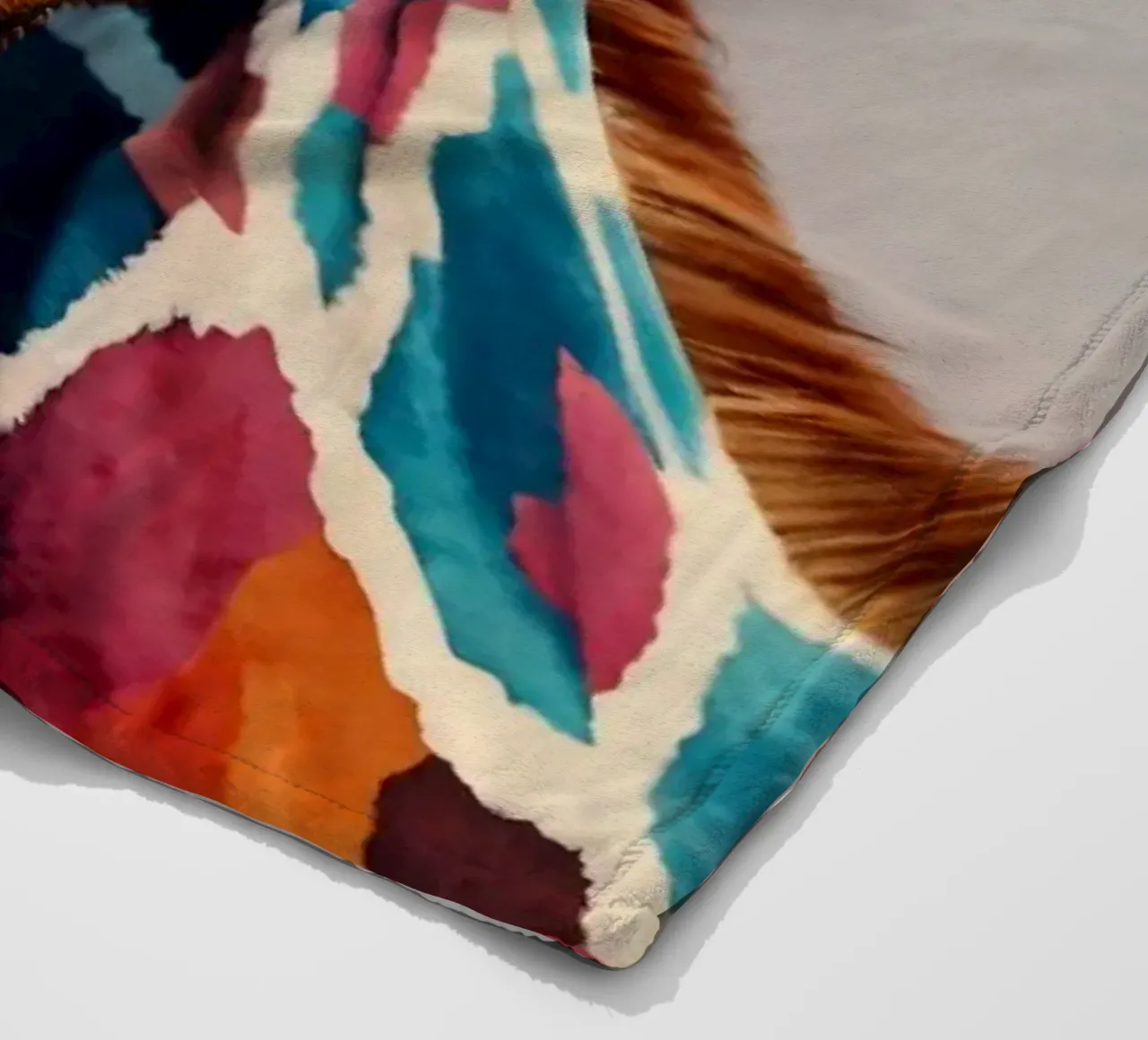 Raffigurazione creativa di una giraffa con colori vivaci coperta in pile da DesignDoodle