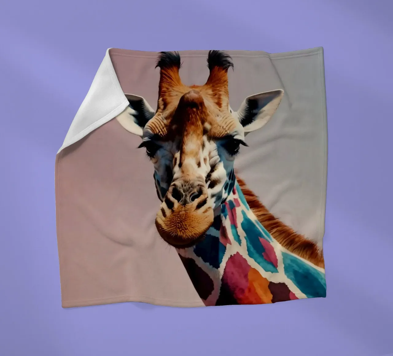 Raffigurazione creativa di una giraffa con colori vivaci coperta in pile da DesignDoodle