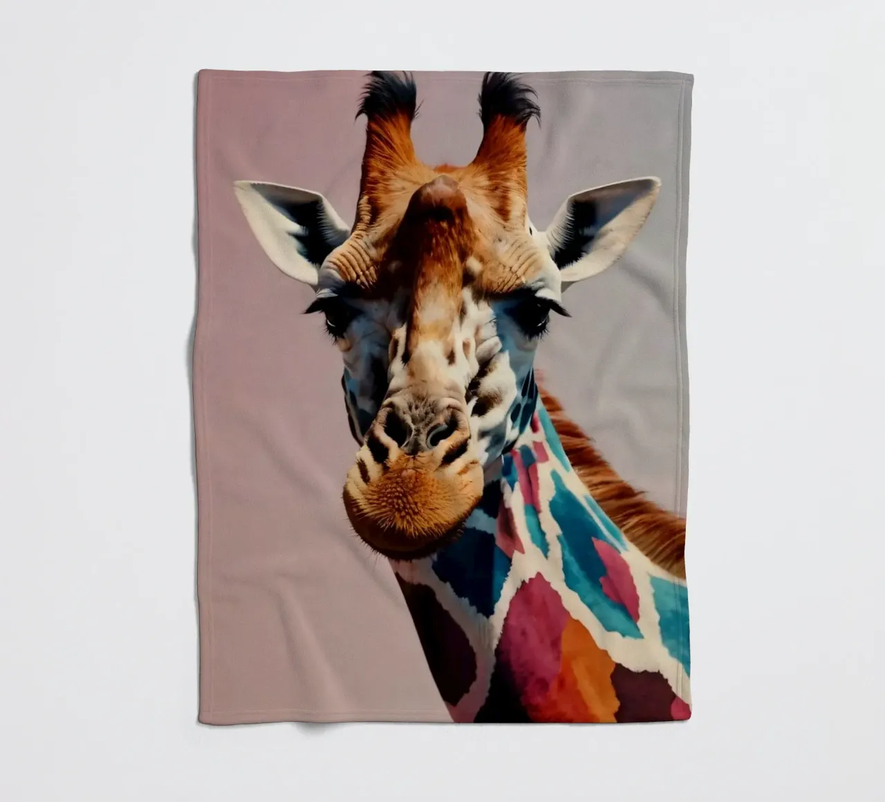 Raffigurazione creativa di una giraffa con colori vivaci coperta in pile da DesignDoodle