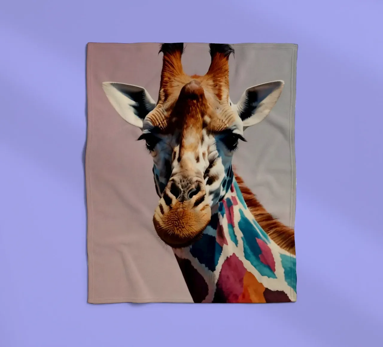 Raffigurazione creativa di una giraffa con colori vivaci coperta in pile da DesignDoodle