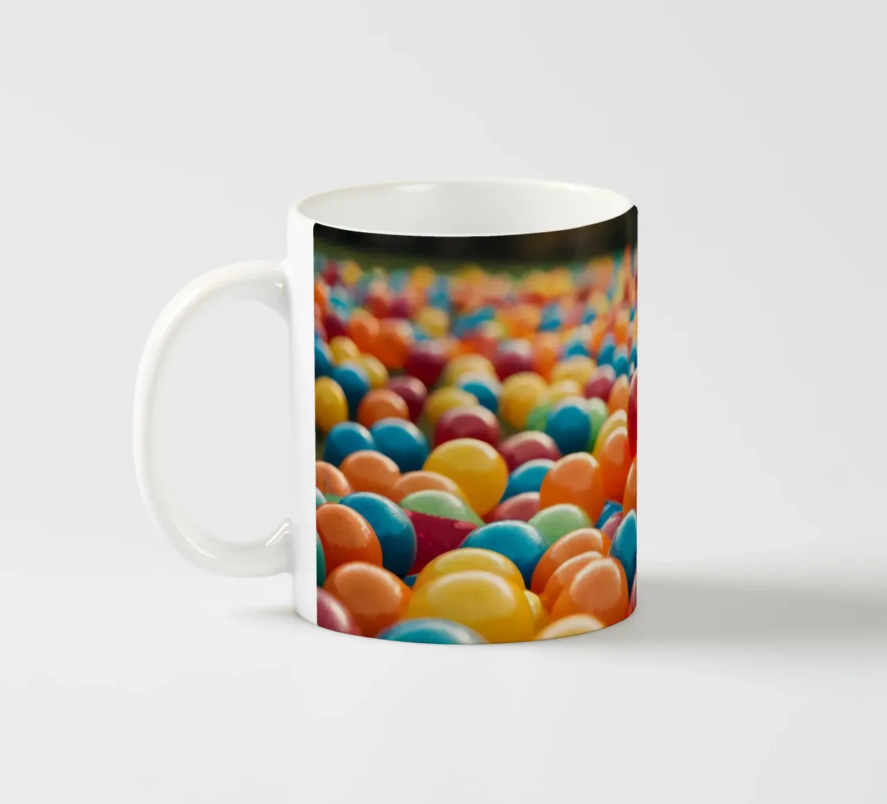 Golden retriever che gioca tra palline di plastica colorate tazza in ceramica da DesignDoodle