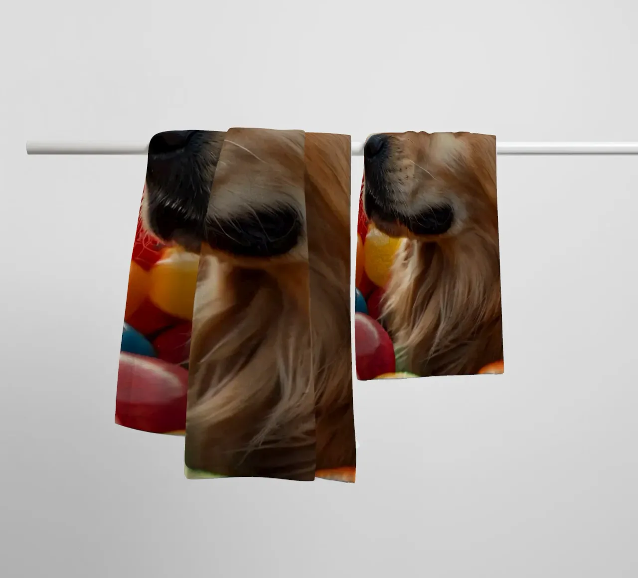 Golden retriever che gioca tra palline di plastica colorate asciugamano da bagno da DesignDoodle