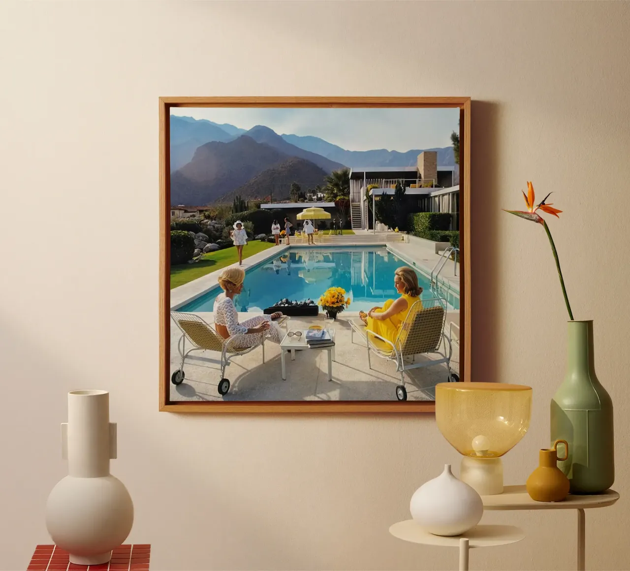 Glamour femenino junto a la piscina - Slim Aarons lienzo con Marco flotante de The Poster UK