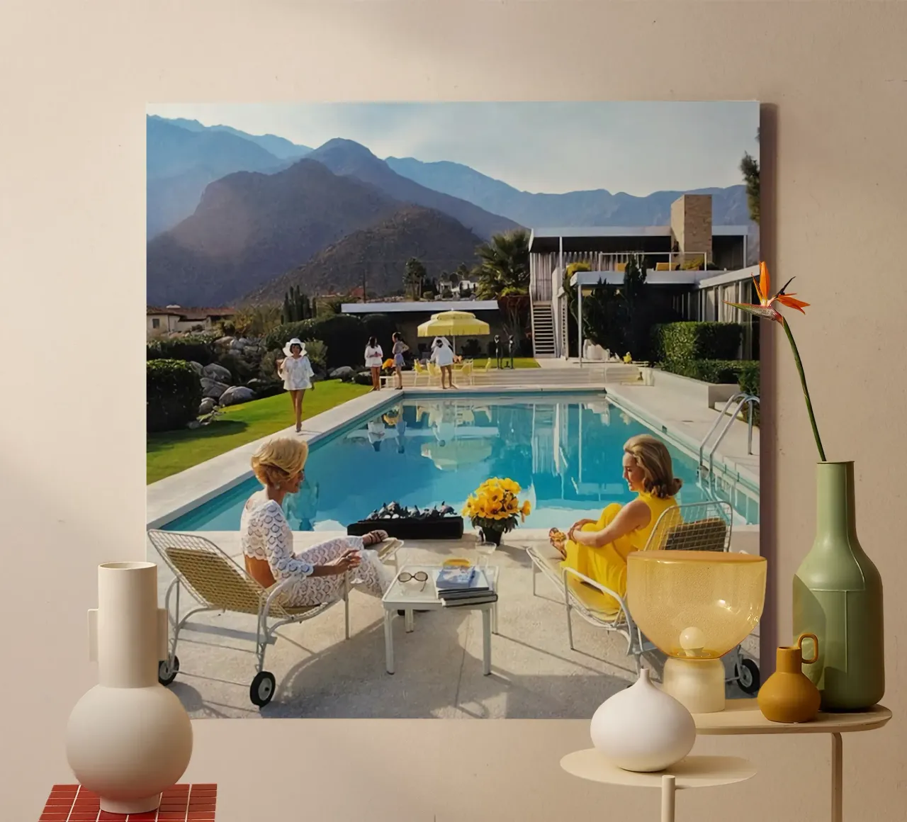 Glamour femenino junto a la piscina - Slim Aarons lienzo con Marco flotante de The Poster UK