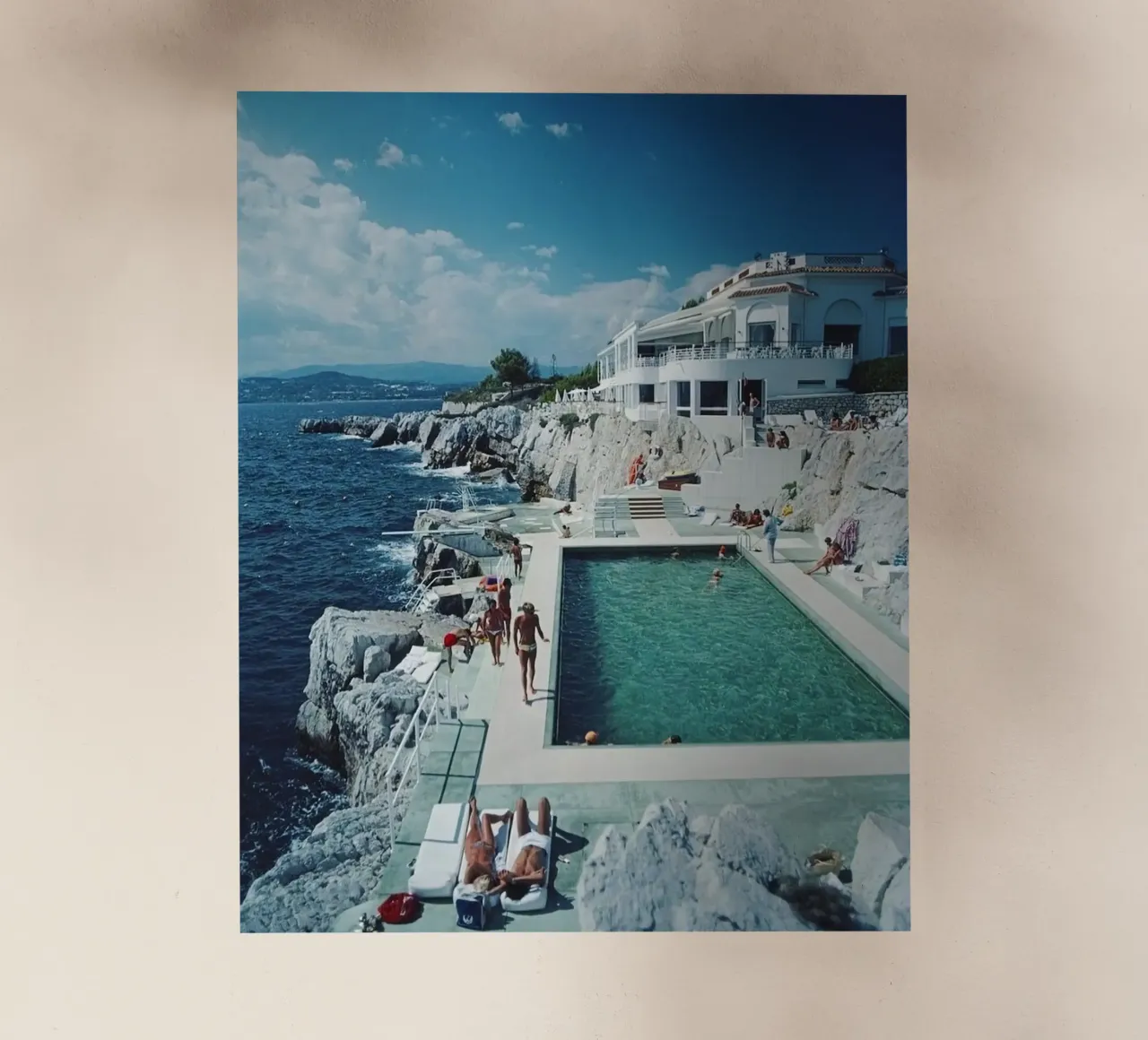 Prendere il sole nella piscina sulla spiaggia di Antibes, 1976 - Slim Aarons pellicola backlit da The Poster UK