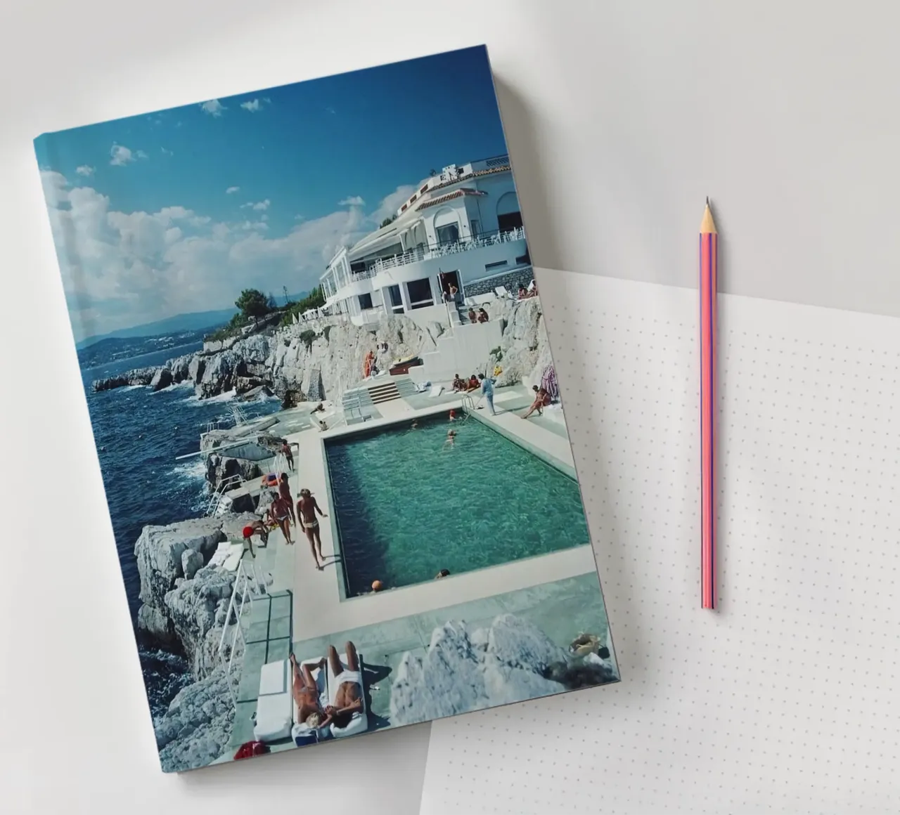 Bain de soleil à la piscine d'Antibes, 1976 - Slim Aarons carnet de notes de The Poster UK