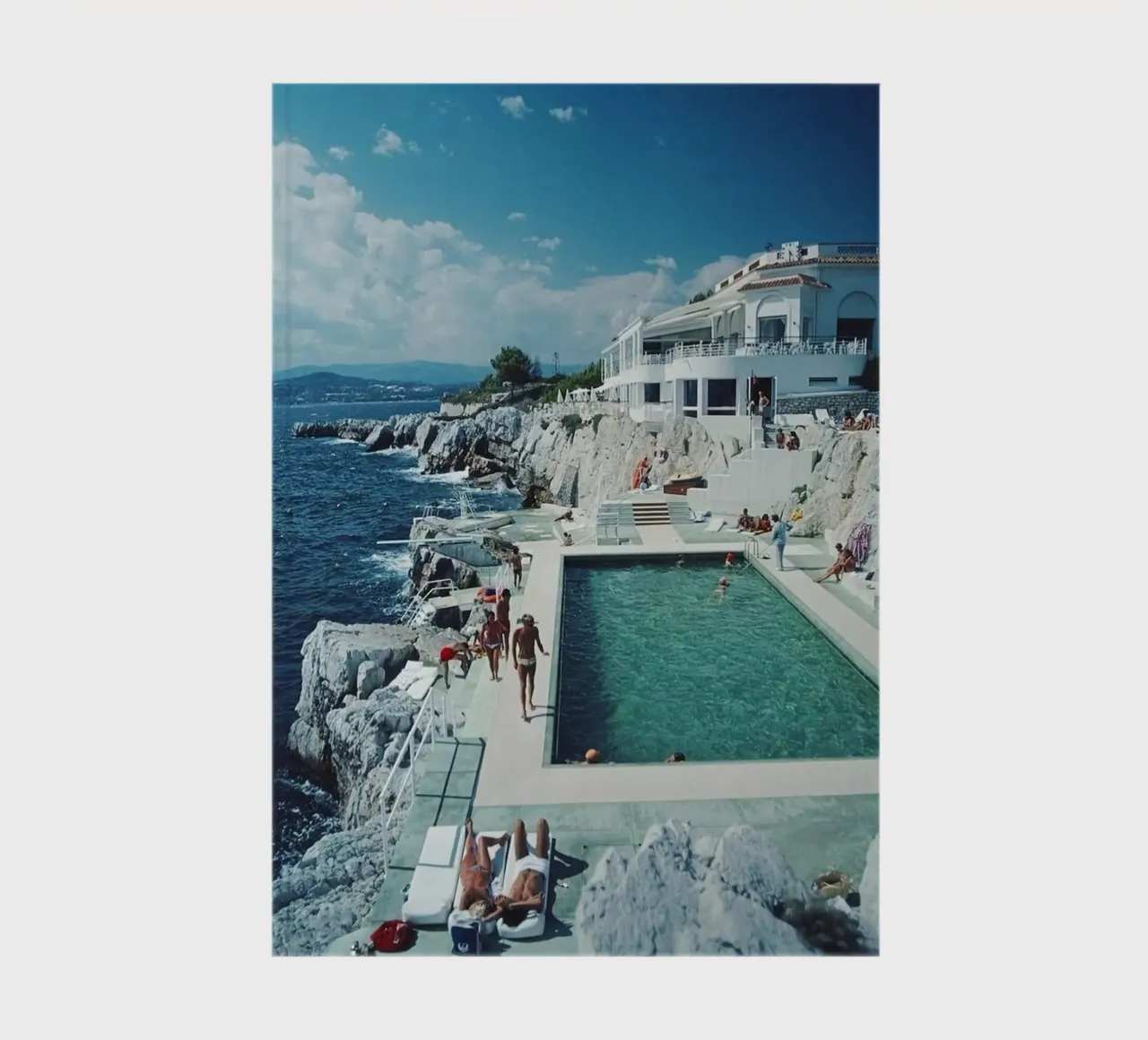 Bain de soleil à la piscine d'Antibes, 1976 - Slim Aarons carnet de notes de The Poster UK