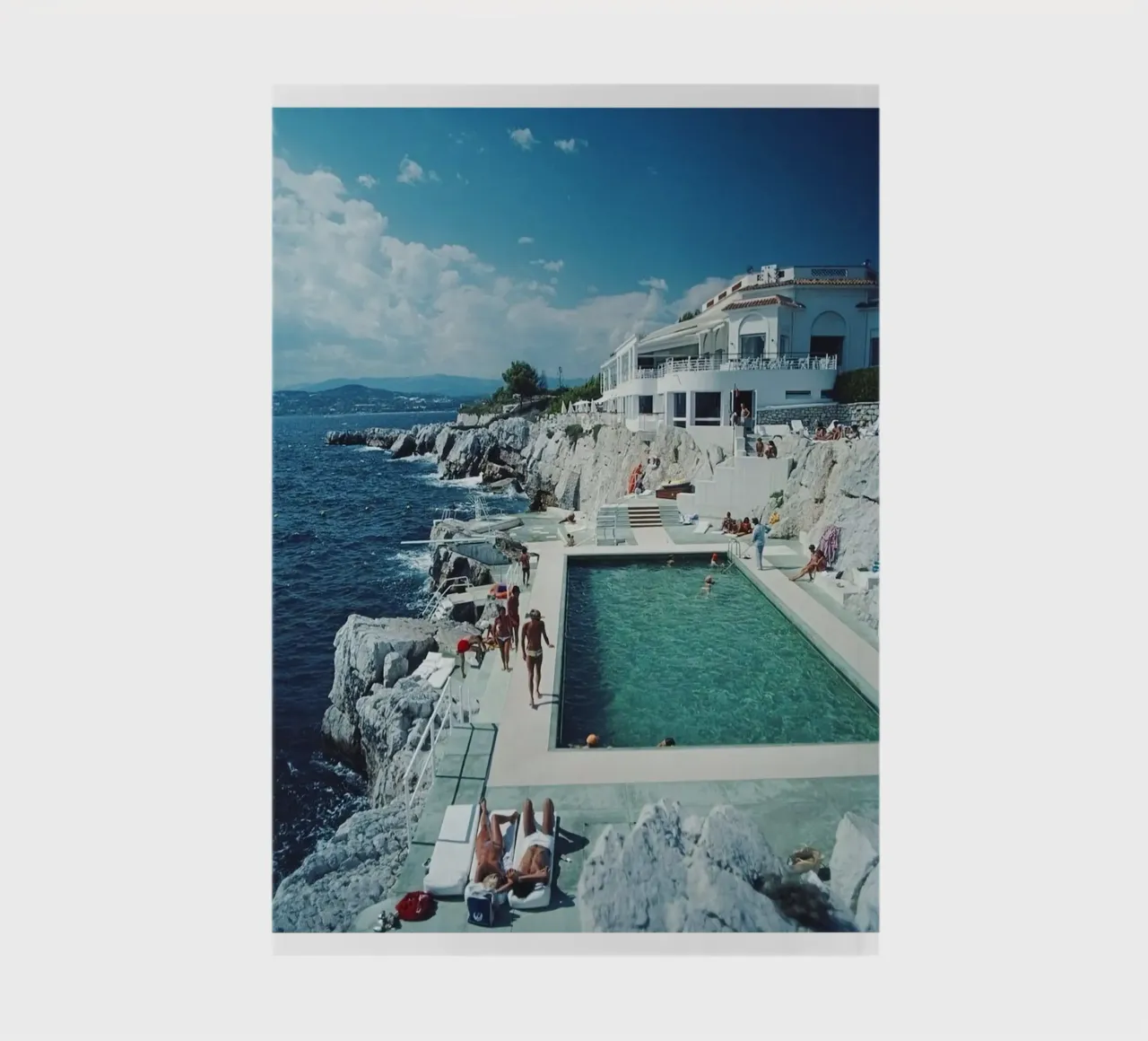 Bain de soleil à la piscine d'Antibes, 1976 - Slim Aarons carnet de notes de The Poster UK