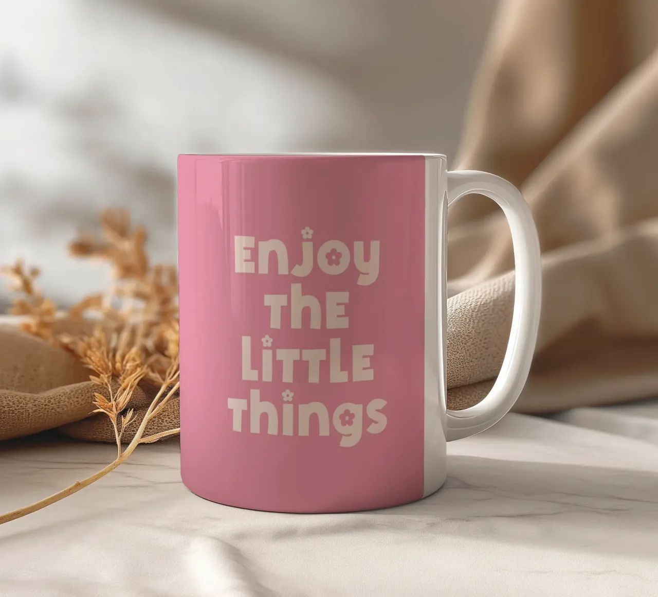 Godetevi le piccole cose (Citazione Rosa) tazza in ceramica da Paigaam Studio