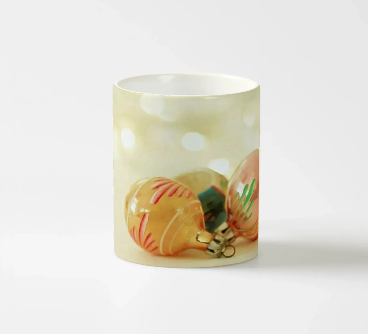 Baubles di Natale 2 tazza in ceramica da Cassia Beck Photography