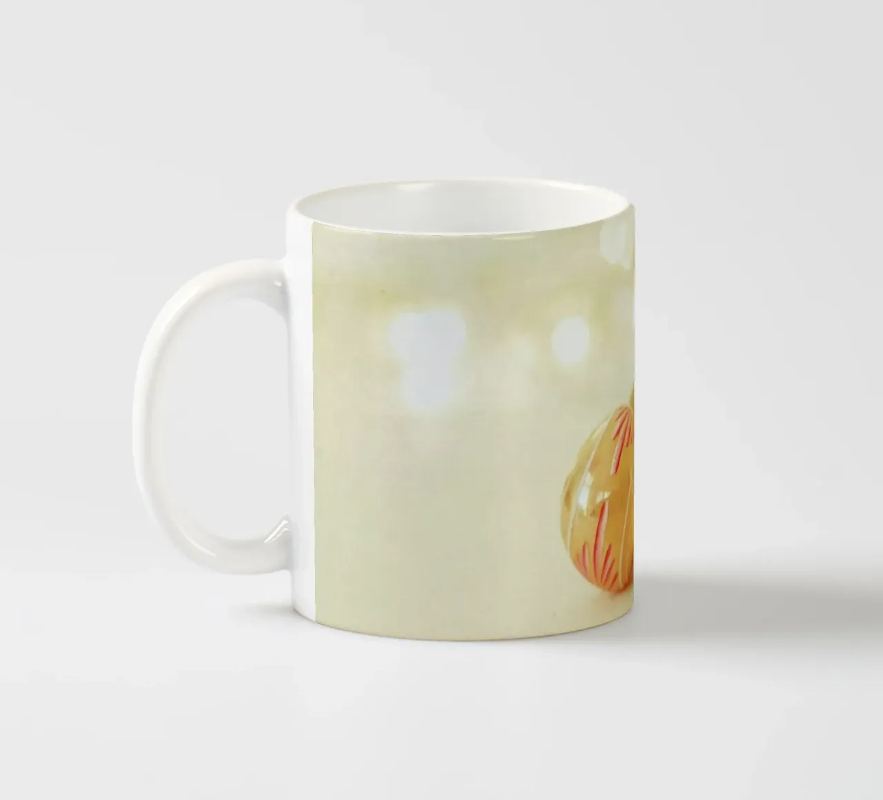 Baubles di Natale 2 tazza in ceramica da Cassia Beck Photography