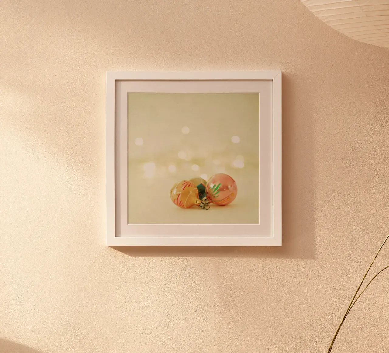 Baubles di Natale 2 poster con telaio in plastica da Cassia Beck Photography