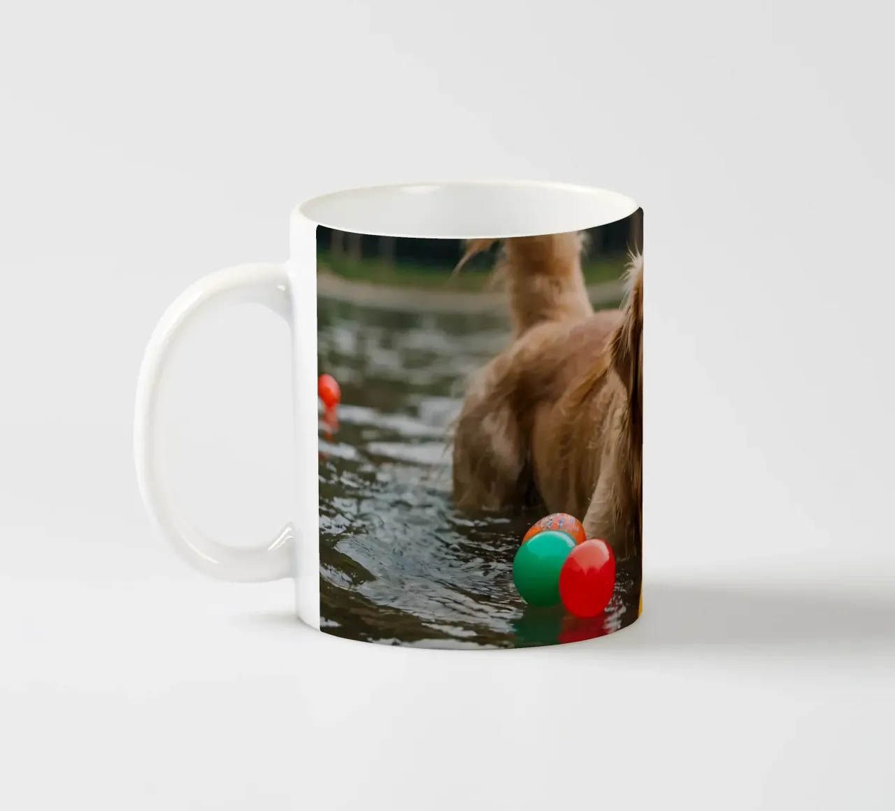 Golden retriever che gioca allegramente in acqua circondato da palline tazza in ceramica da DesignDoodle