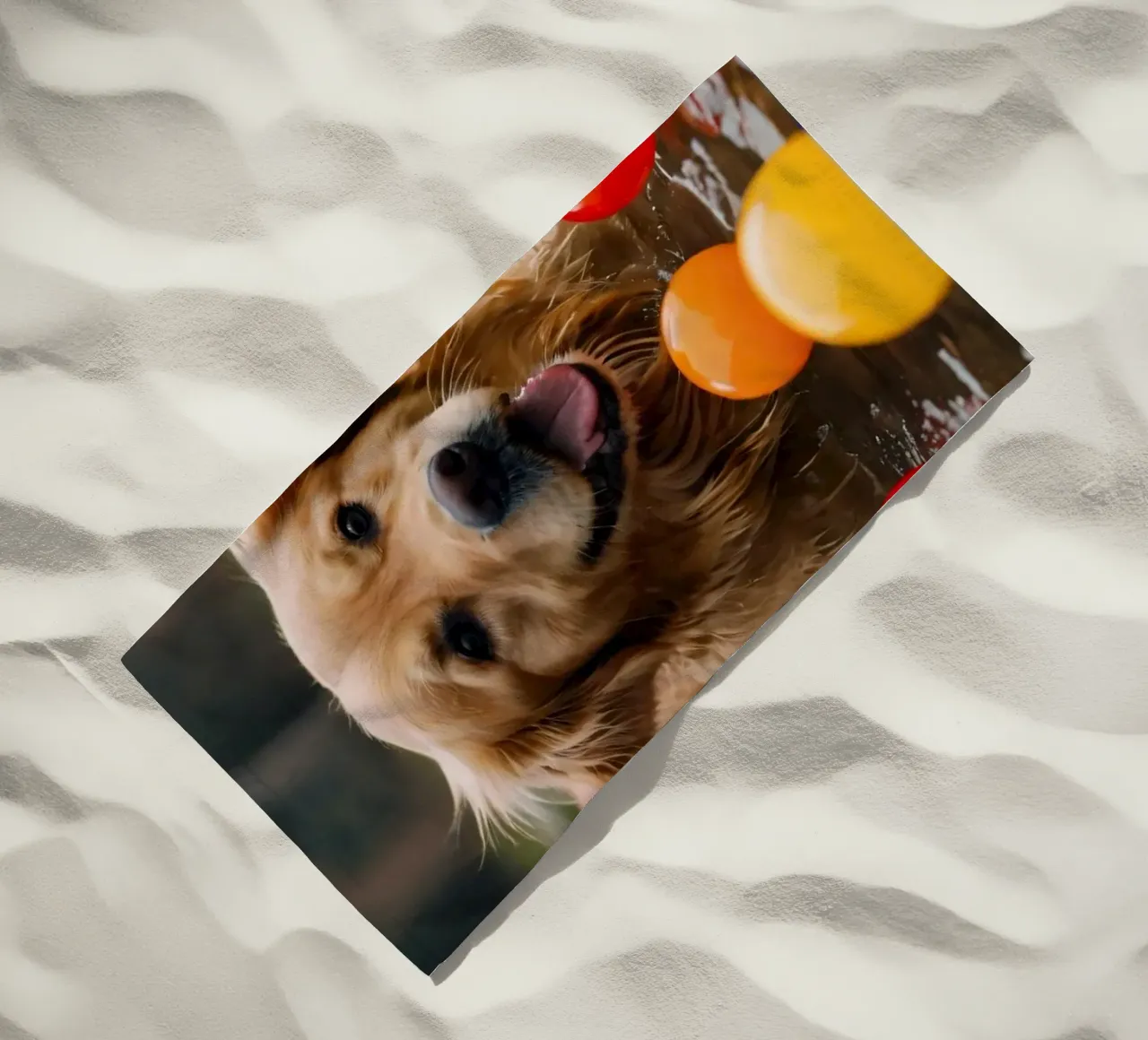 Golden retriever che gioca allegramente in acqua circondato da palline telo mare da DesignDoodle