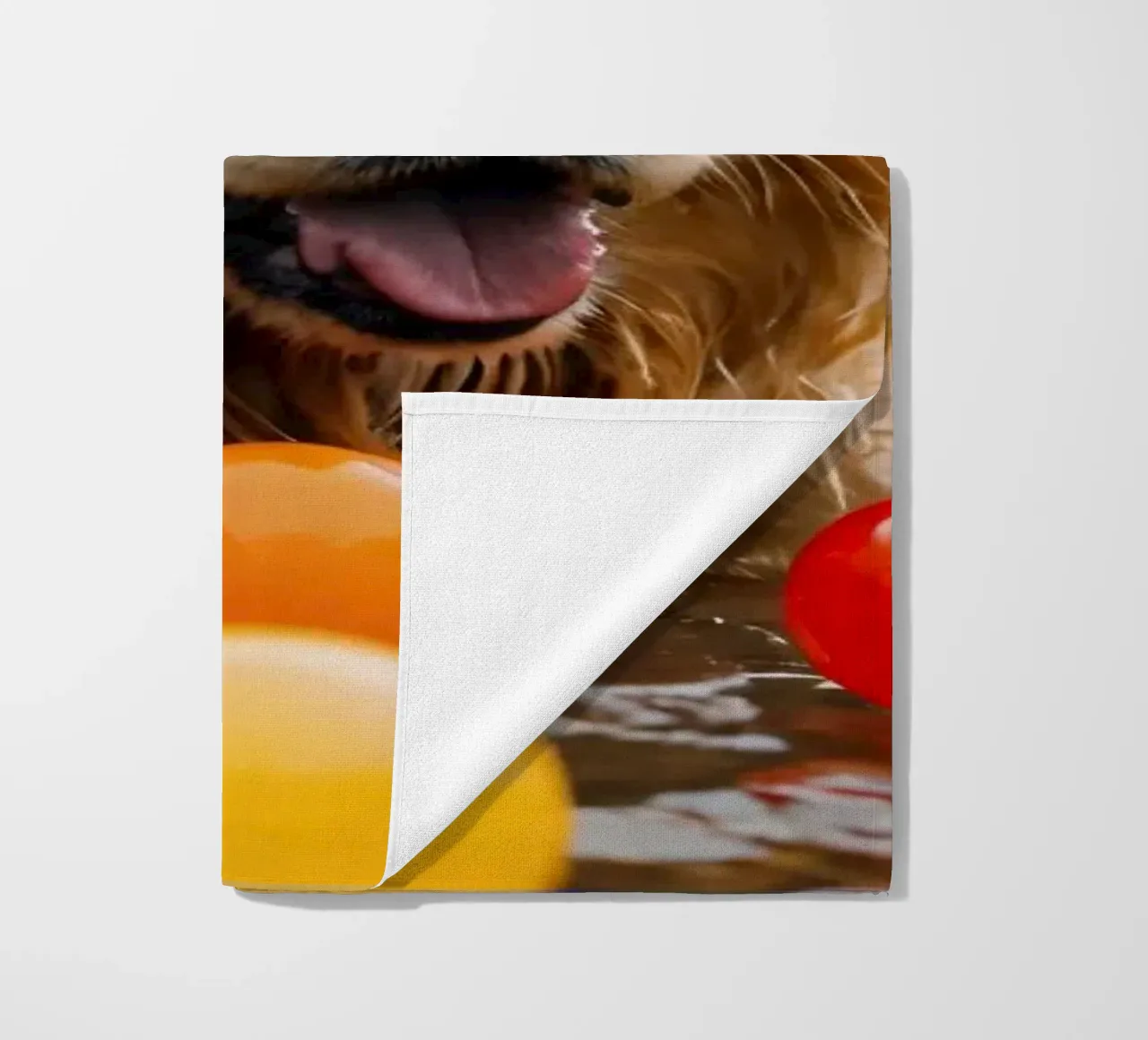 Golden retriever che gioca allegramente in acqua circondato da palline telo mare da DesignDoodle