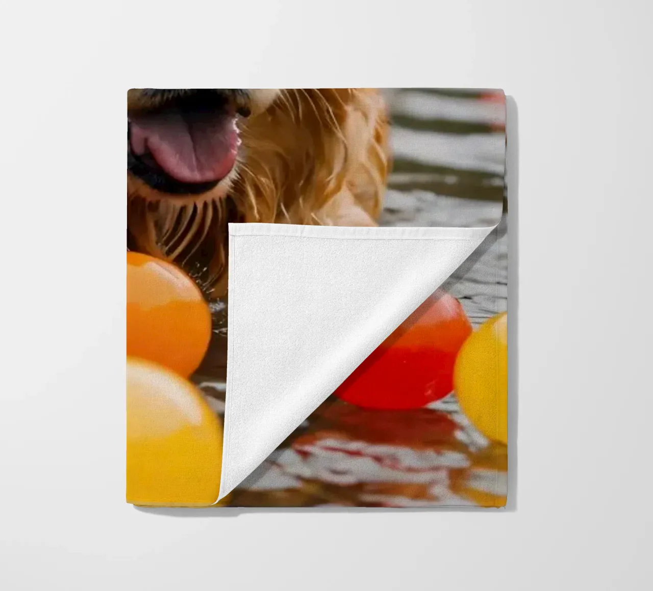 Golden retriever che gioca allegramente in acqua circondato da palline telo mare da DesignDoodle