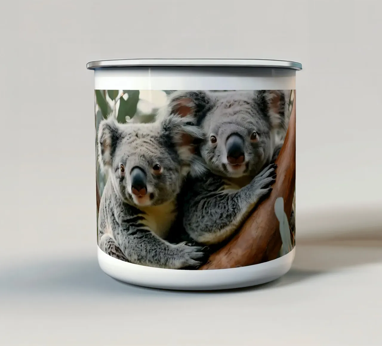 Due koala che riposano insieme su un albero di eucalipto tazza in smalto da DesignDoodle