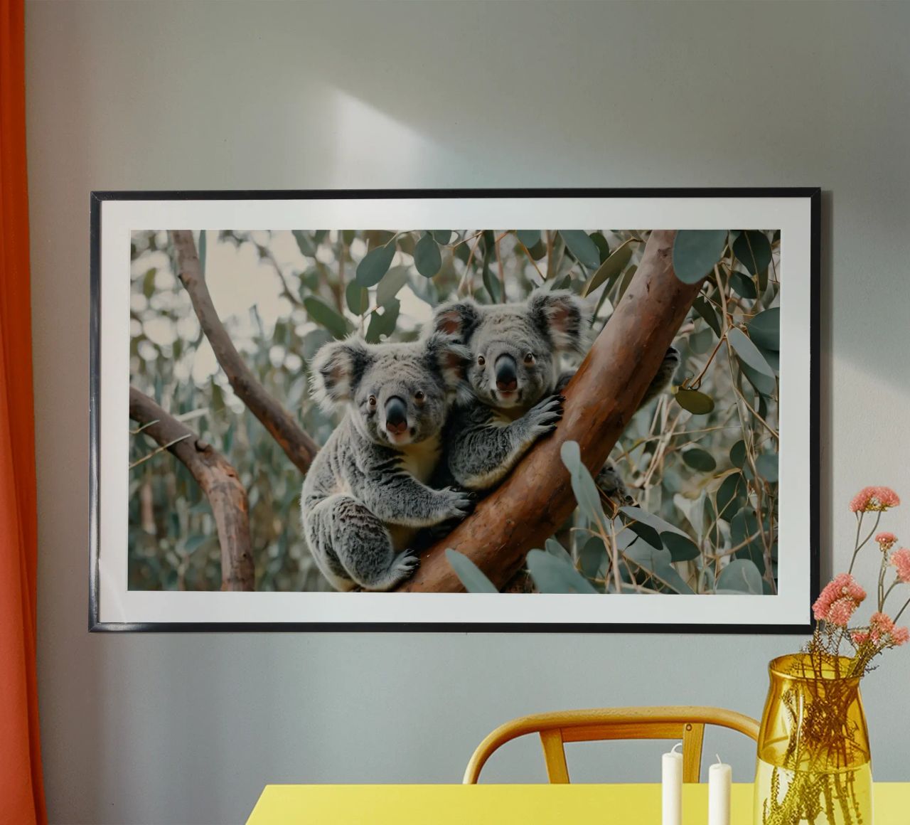 Zwei Koalas ruhen sich gemeinsam auf einem Eukalyptusbaum aus Poster von DesignDoodle