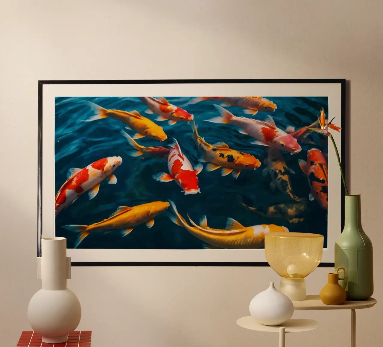 Poissons koi colorés nageant dans l'eau claire d'un jardin serein poster avec cadre en aluminium de DesignDoodle