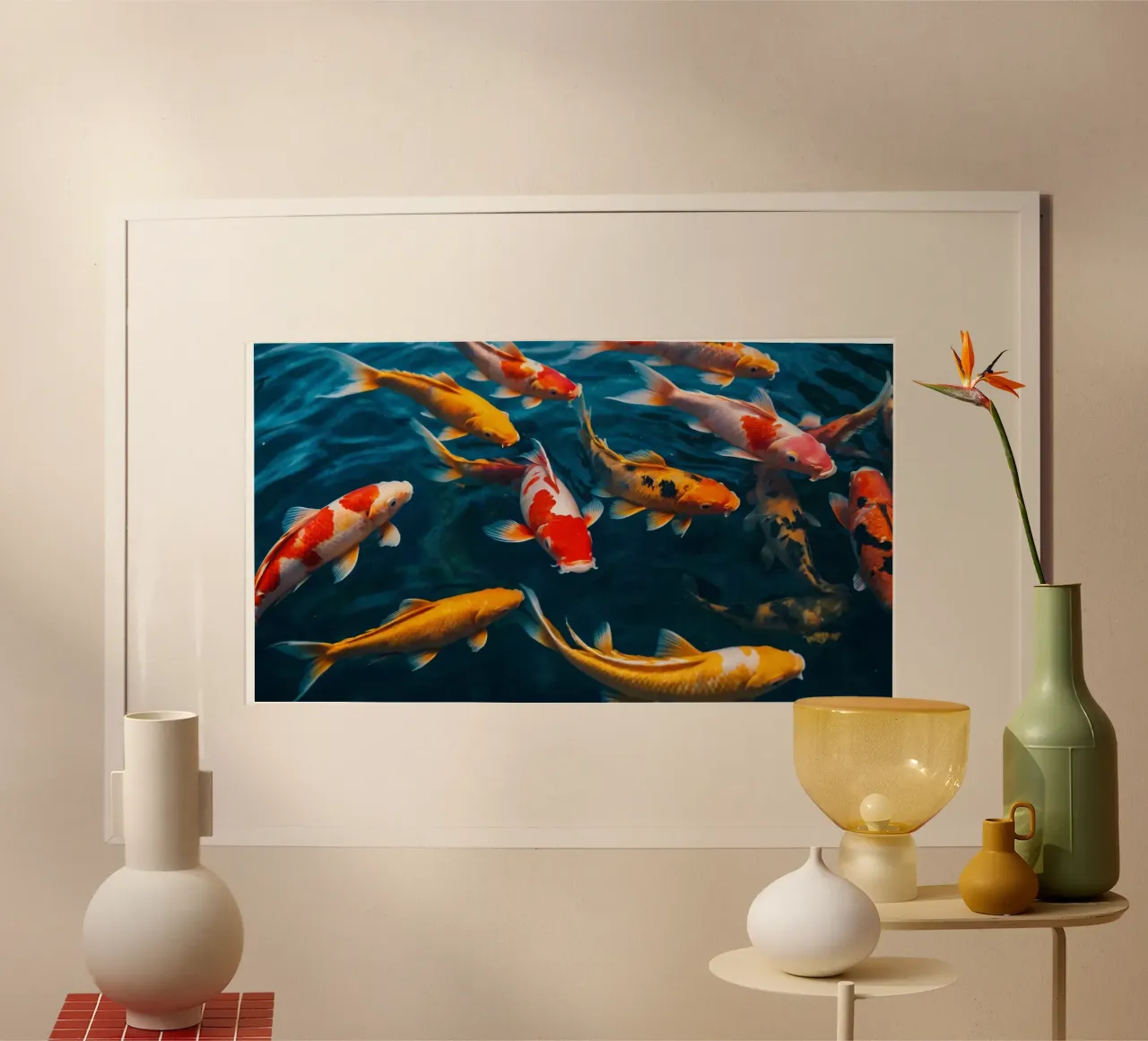 Poissons koi colorés nageant dans l'eau claire d'un jardin serein poster avec cadre en aluminium de DesignDoodle